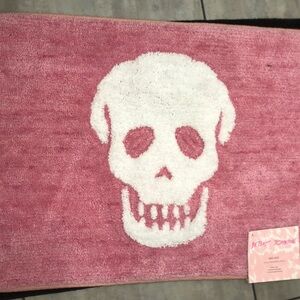 ☠️💗 Betsey Johnson Pink Skull Bath Mat